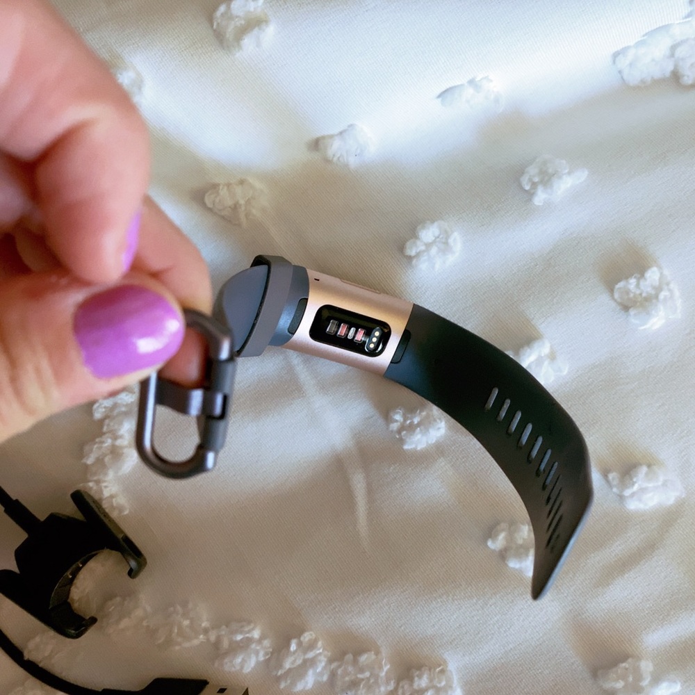 Fitbit. Charge 3 - Picture 2 of 3